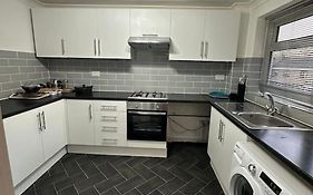 Cosy Spacious 2 Bed Flat Hornchurch High Street